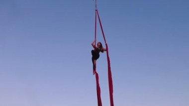 Havadaki hamakta spor gösterileri, jimnastik ekstrem bir spordur..