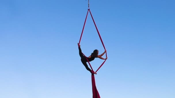 Frau Führt Sportgymnastik Stunts Seilen Aus — Stockvideo