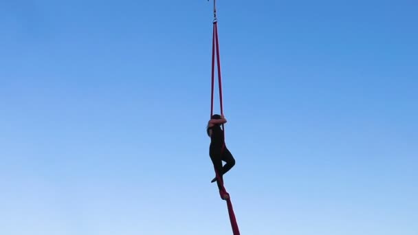 Vrouw Hangt Aan Touwen Lucht Dit Gymnastiek Hoogte — Stockvideo