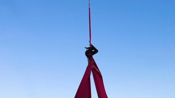 Vrouw Opgehangen Een Hangmat Hoog Lucht Gymnastiek — Stockvideo