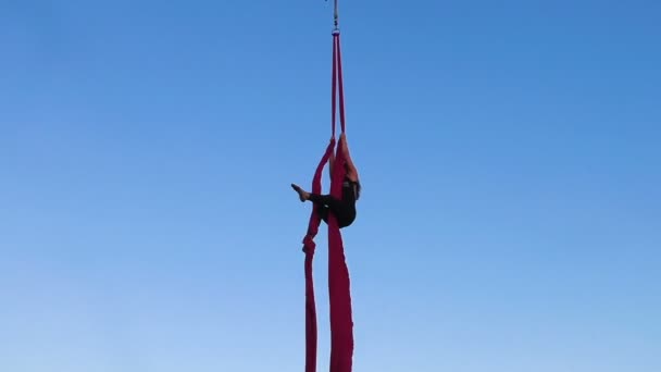 Mujer Sube Cuerda Alto Del Cielo — Vídeos de Stock