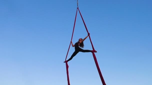 Alto Cielo Gimnasia Sobre Lienzos — Vídeo de stock