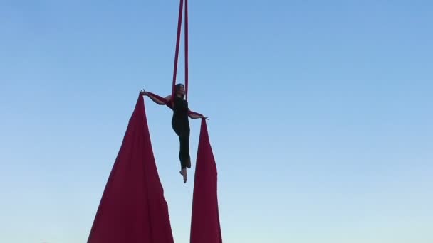 Vrouwelijke Atleet Hangt Aan Een Hangmat Hoog Lucht Een Extreme — Stockvideo