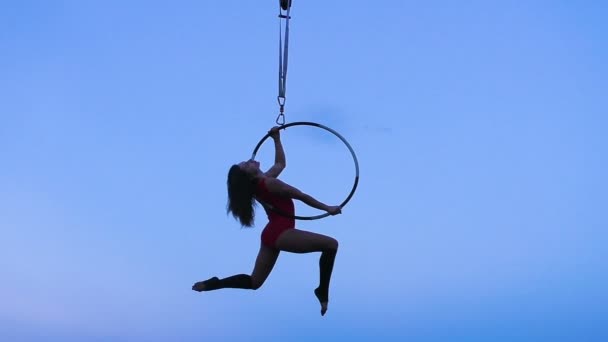 Silueta Una Mujer Haciendo Trucos Anillo Alto Cielo — Vídeos de Stock