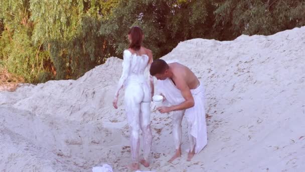 Hombre Cubre Cuerpo Una Mujer Con Pintura Blanca Pone Pintura — Vídeo de stock