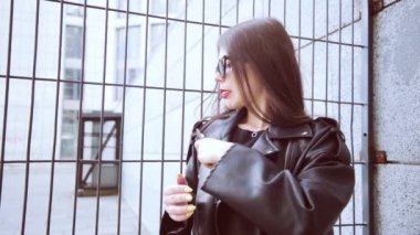 Güzel ve tehlikeli bir kadın bir hayduttur, elinde bir silah tutuyor..