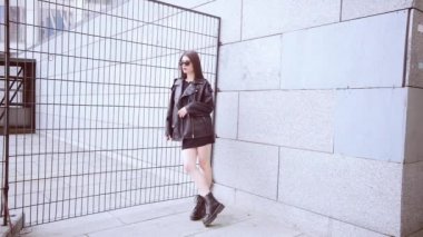 Güzel ve tehlikeli kadın haydut sabotaj yapıyor..