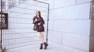 Güzel ve tehlikeli kadın haydut sabotaj yapıyor..