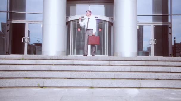 Geschäftsmann Geht Ins Büro Ein Diplomat Der Hand — Stockvideo