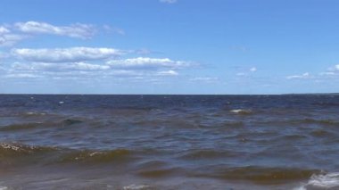 Denizde sörf yapan bir adam. Bir tahtayla sudan çok fazla su sıçratıyor..