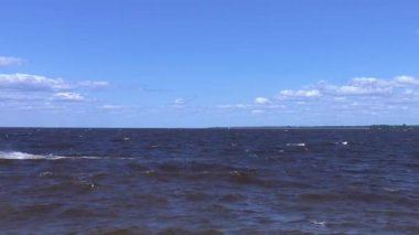 Denizde sörf yapan bir adam. Bir tahtayla sudan çok fazla su sıçratıyor..