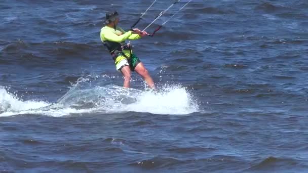 Hombre Rociando Agua Desliza Sobre Agua Una Tabla Surf Slow — Vídeos de Stock