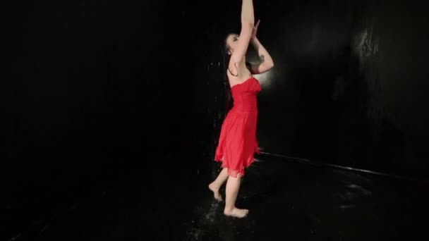 Frau Roten Kleid Wirbelt Beim Tanzen Wasser — Stockvideo