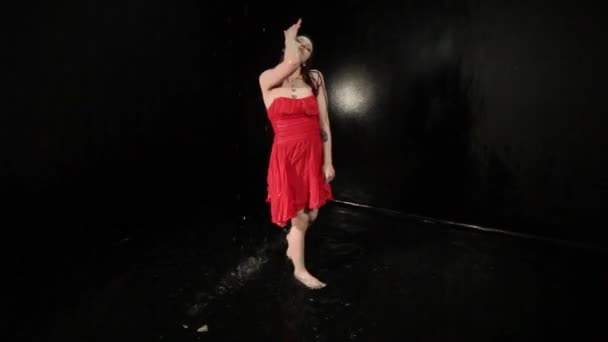 Femme Dans Une Robe Rouge Tourbillonne Dansant Tout Tenant Dans — Video
