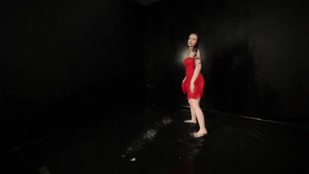 Frau Roten Kleid Wirbelt Beim Tanzen Wasser — Stockvideo