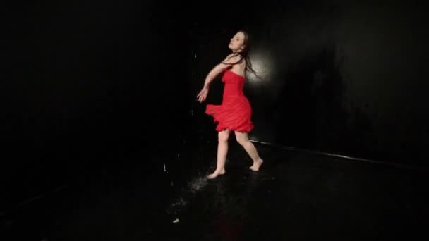 Femme Dans Une Robe Rouge Tourbillonne Dansant Tout Tenant Dans — Video