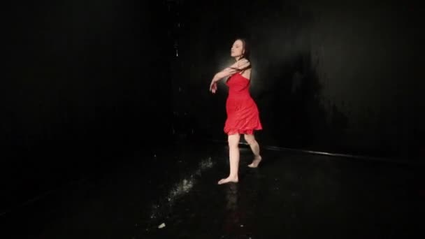 Жінка Червоній Сукні Співає Під Час Танців Стоячи Воді — стокове відео