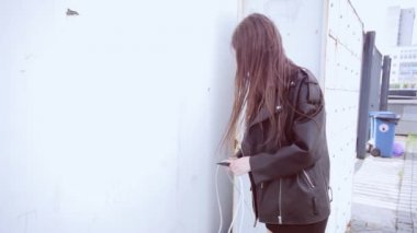 Kadın haydut sabotaj yapıyor, önemli kabloları kesiyor ve mülke zarar veriyor..