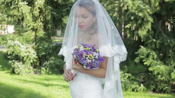 Novia Con Velo Boda Novia Sostiene Ramo Flores Boda Mujer — Vídeo de stock