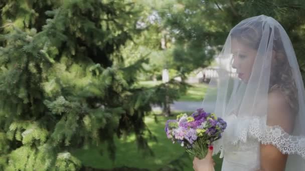 Νύφη Νυφικό Πέπλο Νύφη Κρατάει Ένα Μπουκέτο Λουλούδια Νεαρή Γυναίκα — Αρχείο Βίντεο