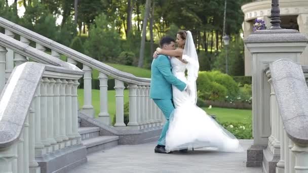 Νύφη Και Γαμπρός Αστειεύονται Διασκεδάζουν Κατά Διάρκεια Του Γάμου Γαμήλιο — Αρχείο Βίντεο