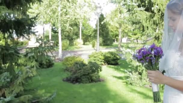 Brud Bröllopsslöja Bruden Håller Bröllopsbukett Med Blommor Ung Kvinna Bröllopsklänning — Stockvideo