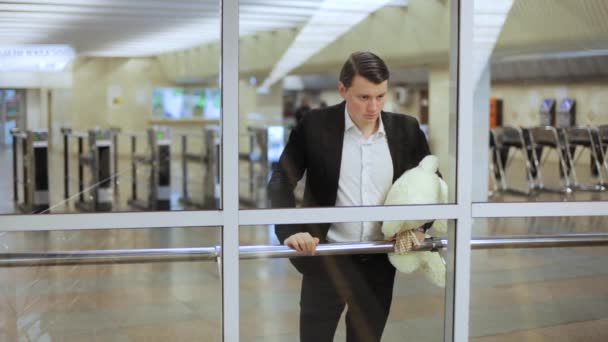 Guy Está Esperando Plataforma Com Urso Brinquedo Suas Mãos — Vídeo de Stock