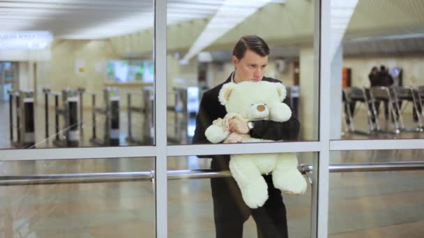 Guy Está Esperando Plataforma Com Urso Brinquedo Suas Mãos — Vídeo de Stock