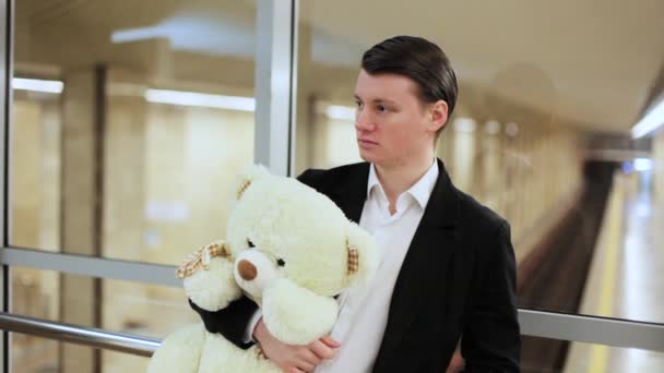 Guy Está Esperando Plataforma Com Urso Brinquedo Suas Mãos — Vídeo de Stock