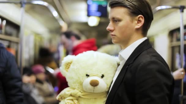 Jovem Sonhador Anda Metro Num Encontro Segura Urso Brinquedo Suas — Vídeo de Stock