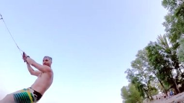 Yavaş hareket Yaklaş Erkek sörfçü çok yakın yüzüyor.
