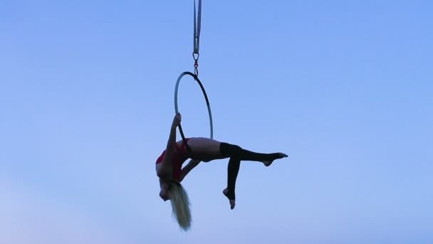 Een Vrouw Turnster Presteert Een Gymnastiek Ring Hoog Lucht — Stockvideo