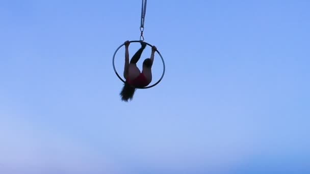 Aerial Akrobatka Kobieta Demonstruje Sztuczki Wysokości Niebie — Wideo stockowe