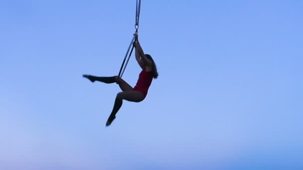 Воздушный Акробат Женщина Делает Трюки Кольцом Высоко Небе — стоковое видео