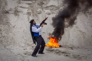 Afgan teröristler onları ateşle yok ediyor. Taliban, ellerinde silahlarla insanları korkutuyorlar. İsyancı savaşçılar terörist gerilla örgütüdür..