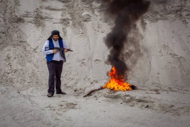 Afgan teröristler onları ateşle yok ediyor. Taliban, ellerinde silahlarla insanları korkutuyorlar. İsyancı savaşçılar terörist gerilla örgütüdür..