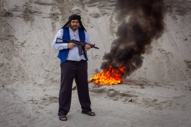 Afgan teröristler onları ateşle yok ediyor. Taliban, ellerinde silahlarla insanları korkutuyorlar. İsyancı savaşçılar terörist gerilla örgütüdür..
