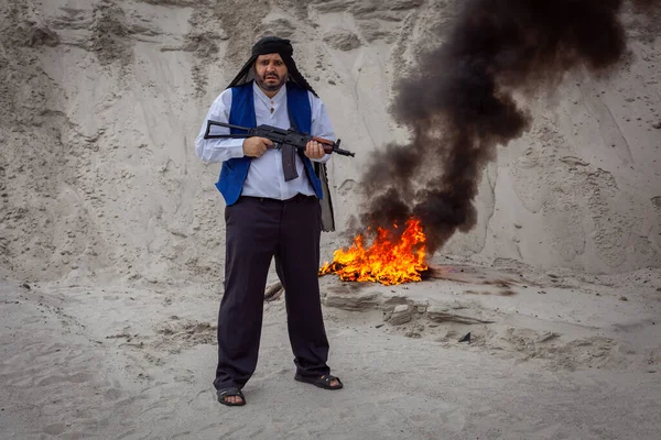 阿富汗恐怖分子正在用火摧毁他们 塔利班拿着武器恐吓人民 起义军是一个恐怖主义游击队组织 — 图库照片