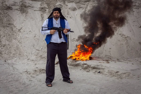 阿富汗恐怖分子正在用火摧毁他们 塔利班拿着武器恐吓人民 起义军是一个恐怖主义游击队组织 — 图库照片