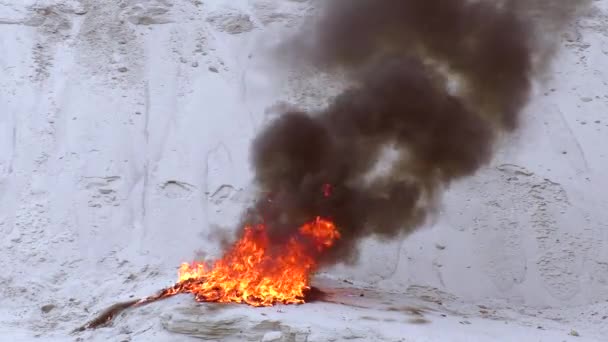 Yanan Ateş Siyah Duman Ateşin Parlak Alevleri — Stok video