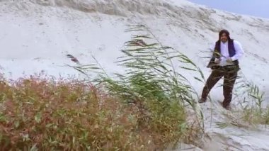 Taliban silahlarıyla terörist saldırılar planlıyor. Elinde silahlarla milli keffiyeden yapılmış başlıklı Arap erkek asker..