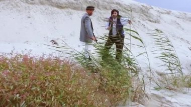 Taliban silahlarıyla terörist saldırılar planlıyor. Elinde silahlarla milli keffiyeden yapılmış başlıklı Arap erkek asker..