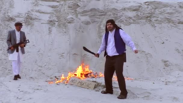 Афганские Террористы Разрушают Музыку Сжигают Музыкальные Принадлежности Музыку Афганистане Запрещают — стоковое видео