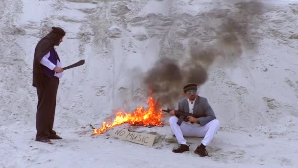 アフガニスタンのテロリストは音楽を破壊している 彼らは音楽用品を燃やす アフガニスタンでは音楽を禁止している タリバンは音楽の火を作っている — ストック動画