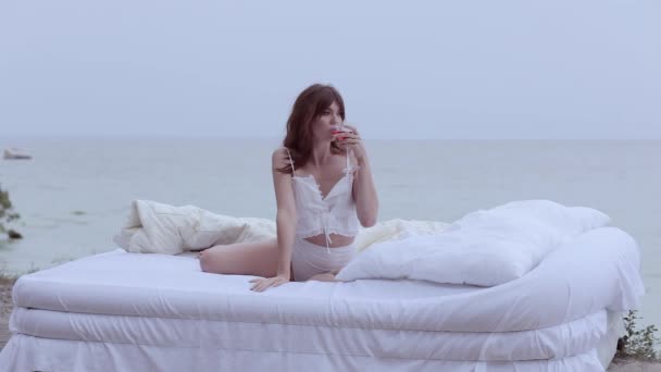 Жінка Лежить Ліжку Відкритому Повітрі Біля Моря Вона Тримає Келих — стокове відео