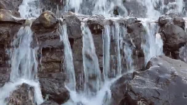 Flujo Agua Través Las Piedras Una Cascada Piedras Río Por — Vídeo de stock
