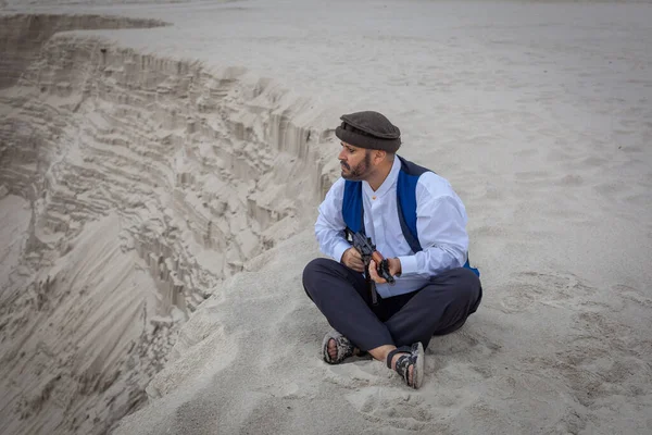 Στρατιώτης Ταλιμπάν Παρακολουθεί Ένα Δρόμο Στο Αφγανιστάν Ένας Στρατιώτης Στέκεται — Φωτογραφία Αρχείου