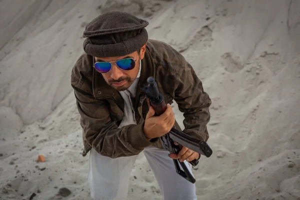 Taliban silahlarıyla terörist saldırılar planlıyor. Elinde silahlarla milli keffiyeden yapılmış başlıklı Arap erkek asker..