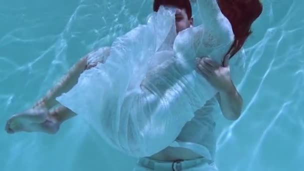 Muž Žena Tančí Pod Vodou Lidé Potápějí Šatech Pod Vodou — Stock video