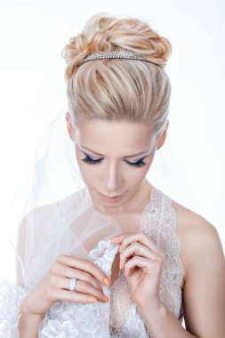 Gelin duvak onun elinde tutan.